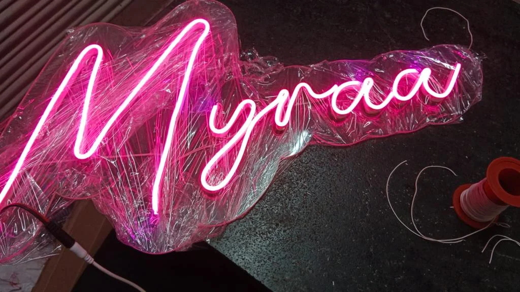 Myraa Neon